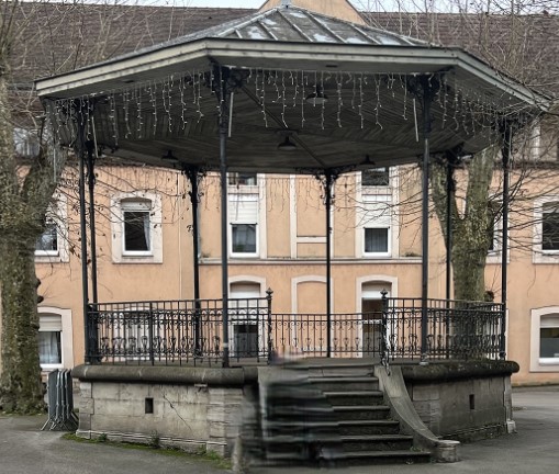 LOUHANS : LE KIOSQUE ET L’HÔTEL-DIEU, UN MARIAGE CONTRE-NATURE ?