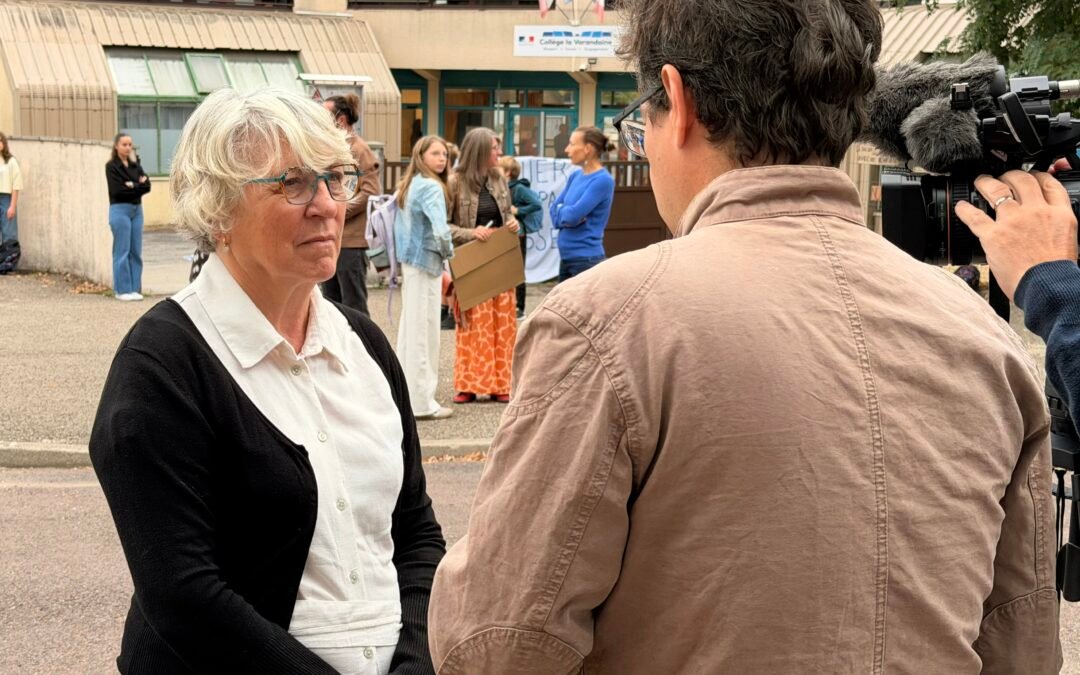 Visite de la sénatrice à Buxy le jour de la rentrée, aux côtés du collectif de parents A.V.E.C. Varandaine