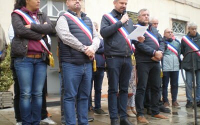 Les maires dénoncent les violences et demandent des comptes à l’État